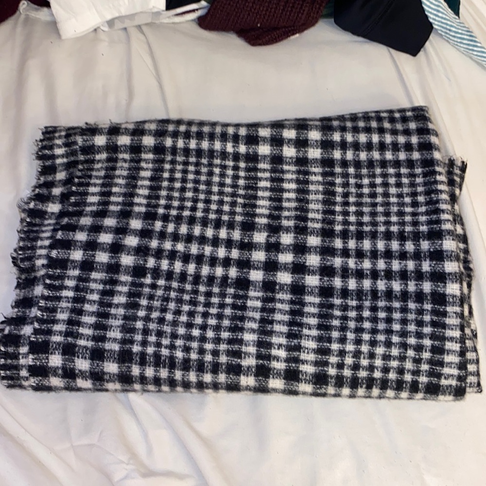 OLD NAVY Black and White Blanket Scarf